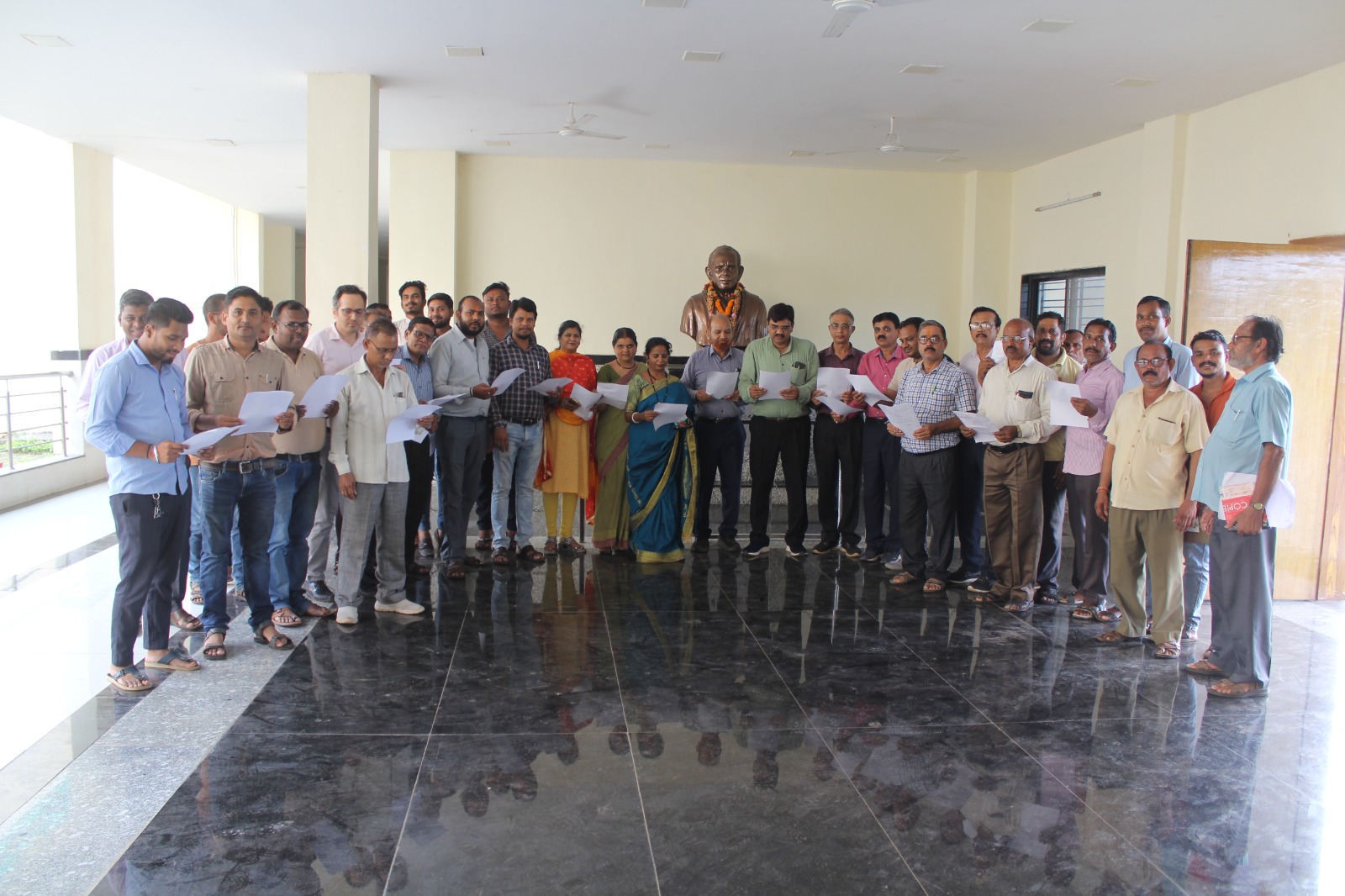 सद्भावना दिवस के अवसर पर अधिकारियों एवं कर्मचारियों ने ली प्रतिज्ञा सद्भावना दिवस के अवसर पर अधिकारियों एवं कर्मचारियों ने ली प्रतिज्ञा