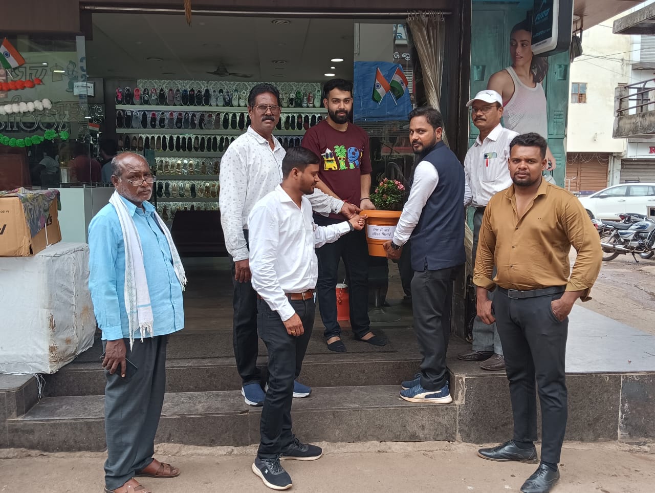 निगम क्षेत्र के बाजार मे बांटे जा रहे है गमले निगम क्षेत्र के बाजार मे बांटे जा रहे है गमले