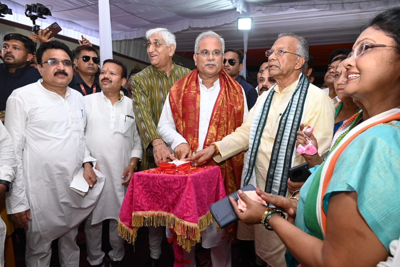 मुख्यमंत्री भूपेश बघेल के हाथों महासमुंद जिले को मिली 655 करोड़ रूपए की लागत के 223 विकास कार्यों की सौगात मुख्यमंत्री भूपेश बघेल के हाथों महासमुंद जिले को मिली 655 करोड़ रूपए की लागत के 223 विकास कार्यों की सौगात