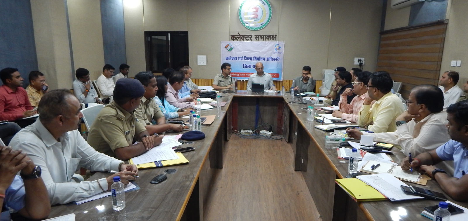 राष्ट्रपति का छत्तीसगढ़ प्रवास: कलेक्टर ने की तैयारियों की समीक्षा, अधिकारियों को दिए निर्देश राष्ट्रपति का छत्तीसगढ़ प्रवास: कलेक्टर ने की तैयारियों की समीक्षा, अधिकारियों को दिए निर्देश