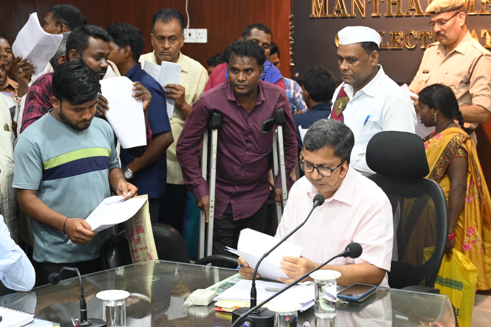 जनचौपाल में कलेक्टर ने लोगों की समस्याएं सुनी, अधिकारियों को दिए निराकरण के निर्देश जनचौपाल में कलेक्टर ने लोगों की समस्याएं सुनी, अधिकारियों को दिए निराकरण के निर्देश