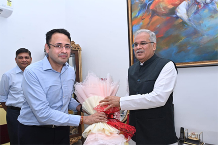 मुख्यमंत्री भूपेश बघेल को उनके जन्मदिवस के अवसर पर संचालक जनसंपर्क सौमिल रंजन चौबे ने पुष्प गुच्छ भेंट कर मुख्यमंत्री को बधाई और शुभकामनाएं दीं मुख्यमंत्री भूपेश बघेल को उनके जन्मदिवस के अवसर पर संचालक जनसंपर्क सौमिल रंजन चौबे ने पुष्प गुच्छ भेंट कर मुख्यमंत्री को बधाई और शुभकामनाएं दीं