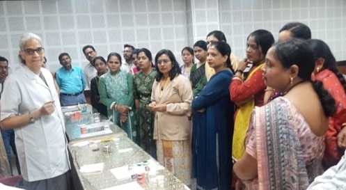 प्रशिक्षण कार्यशाला के दूसरे दिन रसायन विज्ञान की बारीकियों को रोचक तरीके से बताया गया प्रशिक्षण कार्यशाला के दूसरे दिन रसायन विज्ञान की बारीकियों को रोचक तरीके से बताया गया