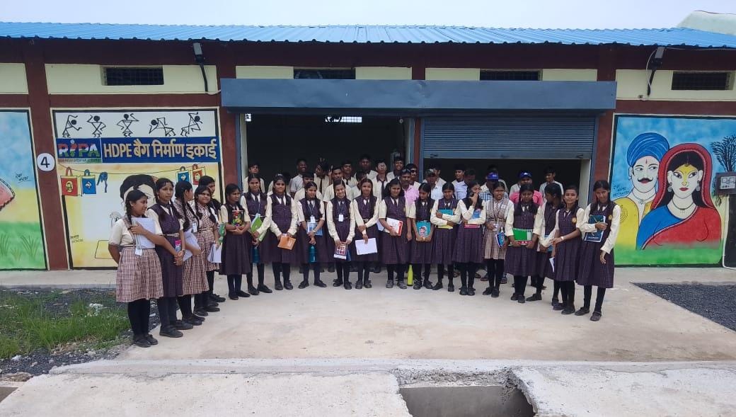 स्कूली बच्चों ने किया रानीगांव रीपा का अवलोकन स्कूली बच्चों ने किया रानीगांव रीपा का अवलोकन