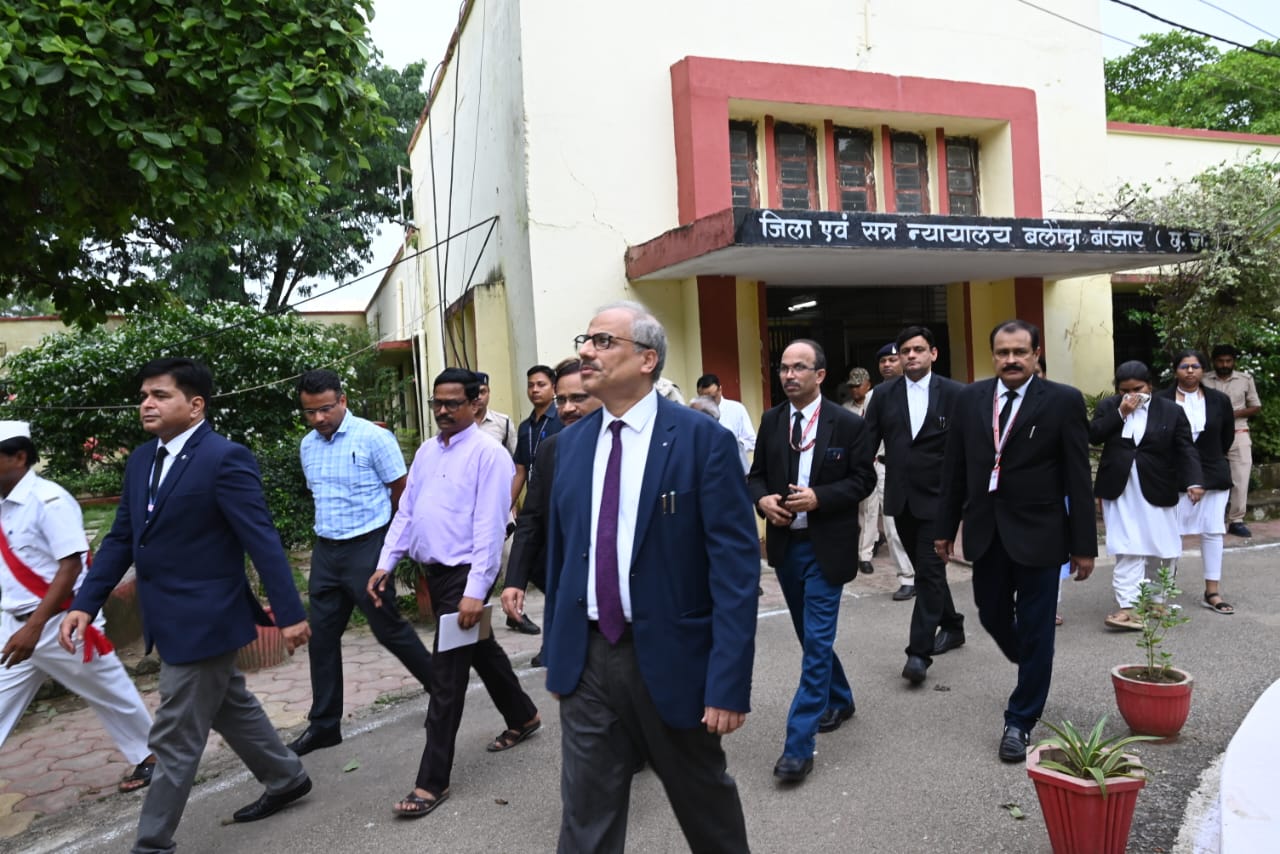 मुख्य न्यायाधीश रमेश सिन्हा ने भाटापारा और बलौदाबाजार न्यायालय का किया निरीक्षण मुख्य न्यायाधीश रमेश सिन्हा ने भाटापारा और बलौदाबाजार न्यायालय का किया निरीक्षण