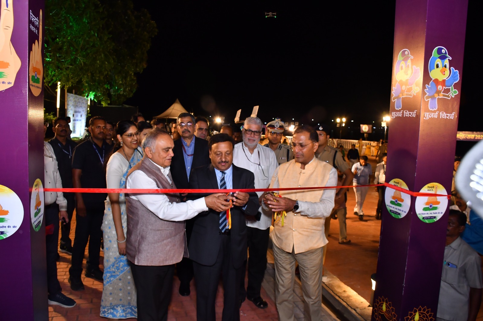 मुख्य निर्वाचन आयुक्त राजीव कुमार ने किया मतदाता महोत्सव प्रदर्शनी, चिन्हारी लोकतंत्र के, का शुभारंभ मुख्य निर्वाचन आयुक्त राजीव कुमार ने किया मतदाता महोत्सव प्रदर्शनी, चिन्हारी लोकतंत्र के, का शुभारंभ