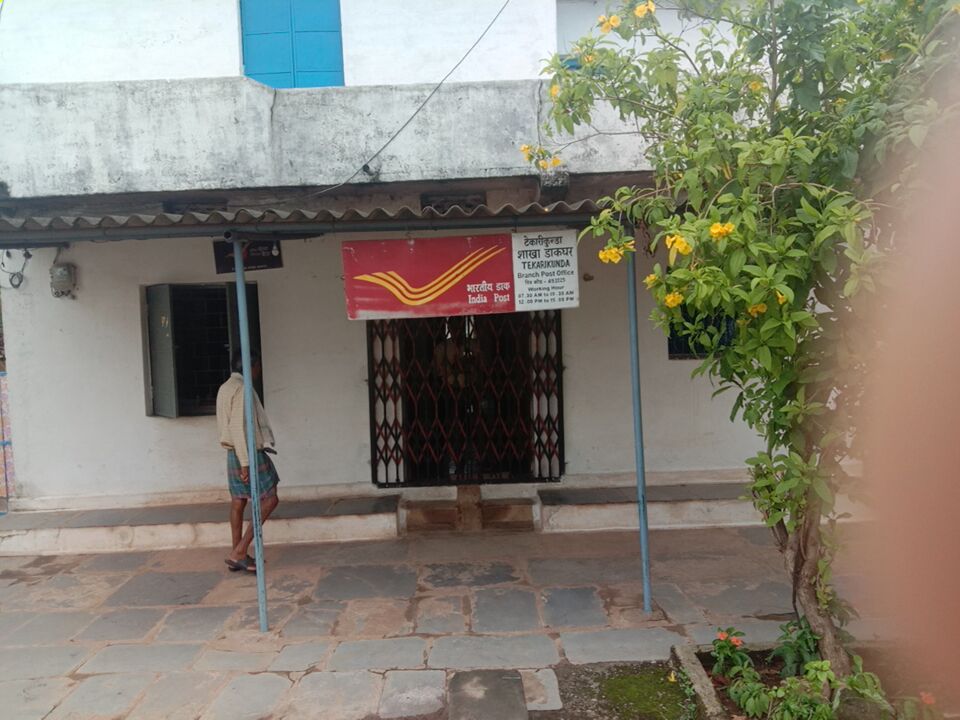 आधा दिन पोस्ट आफिस बंद कर डाक बांटता है पोस्टमास्टर ...! आधा दिन पोस्ट आफिस बंद कर डाक बांटता है पोस्टमास्टर ...!