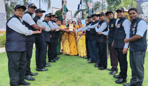 स्वर्णकार महिलाओं ने पूर्व सैनिकों को रक्षा सूत्र बांधकर बनाया रक्षा बंधन का पर्व स्वर्णकार महिलाओं ने पूर्व सैनिकों को रक्षा सूत्र बांधकर बनाया रक्षा बंधन का पर्व