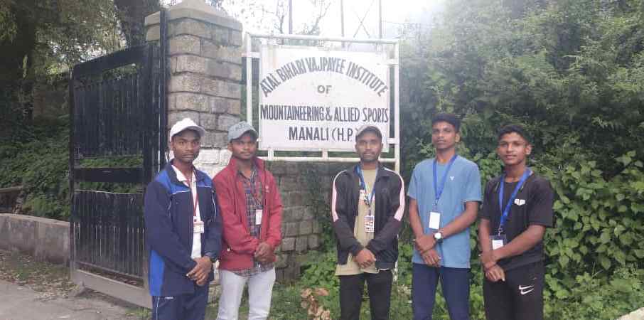 छत्तीसगढ़ एकलव्य विद्यालय के 5 विद्यार्थी पर्वतारोही अभियान प्रशिक्षण हेतु मनाली रवाना छत्तीसगढ़ एकलव्य विद्यालय के 5 विद्यार्थी पर्वतारोही अभियान प्रशिक्षण हेतु मनाली रवाना