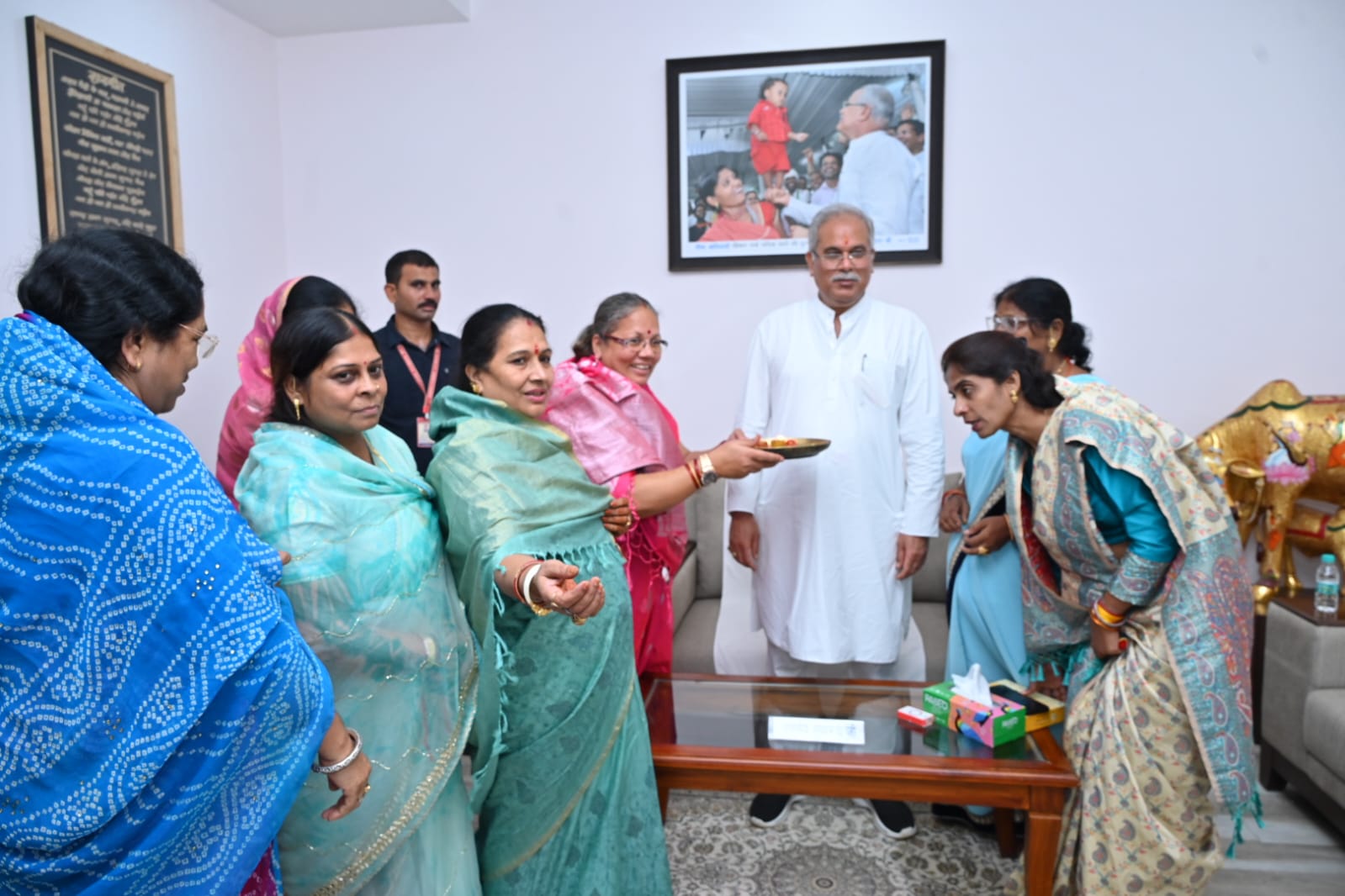 मुख्यमंत्री भूपेश बघेल की कलाई पर सजी गोबर और धान से बनी राखी मुख्यमंत्री भूपेश बघेल की कलाई पर सजी गोबर और धान से बनी राखी