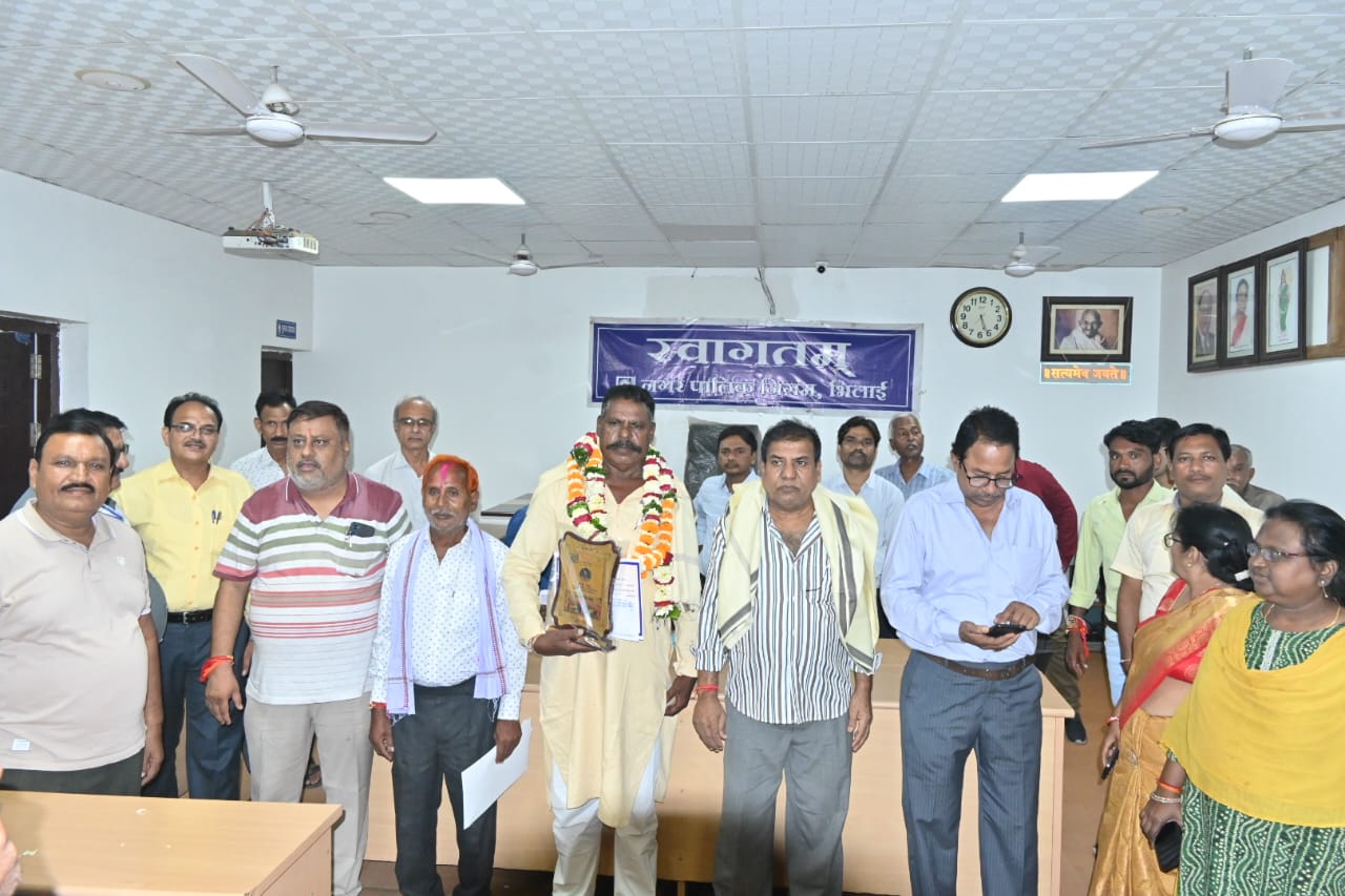 निगम प्रशासन ने 04 कर्मचारियों को दी स-सम्मान विदाई निगम प्रशासन ने 04 कर्मचारियों को दी स-सम्मान विदाई