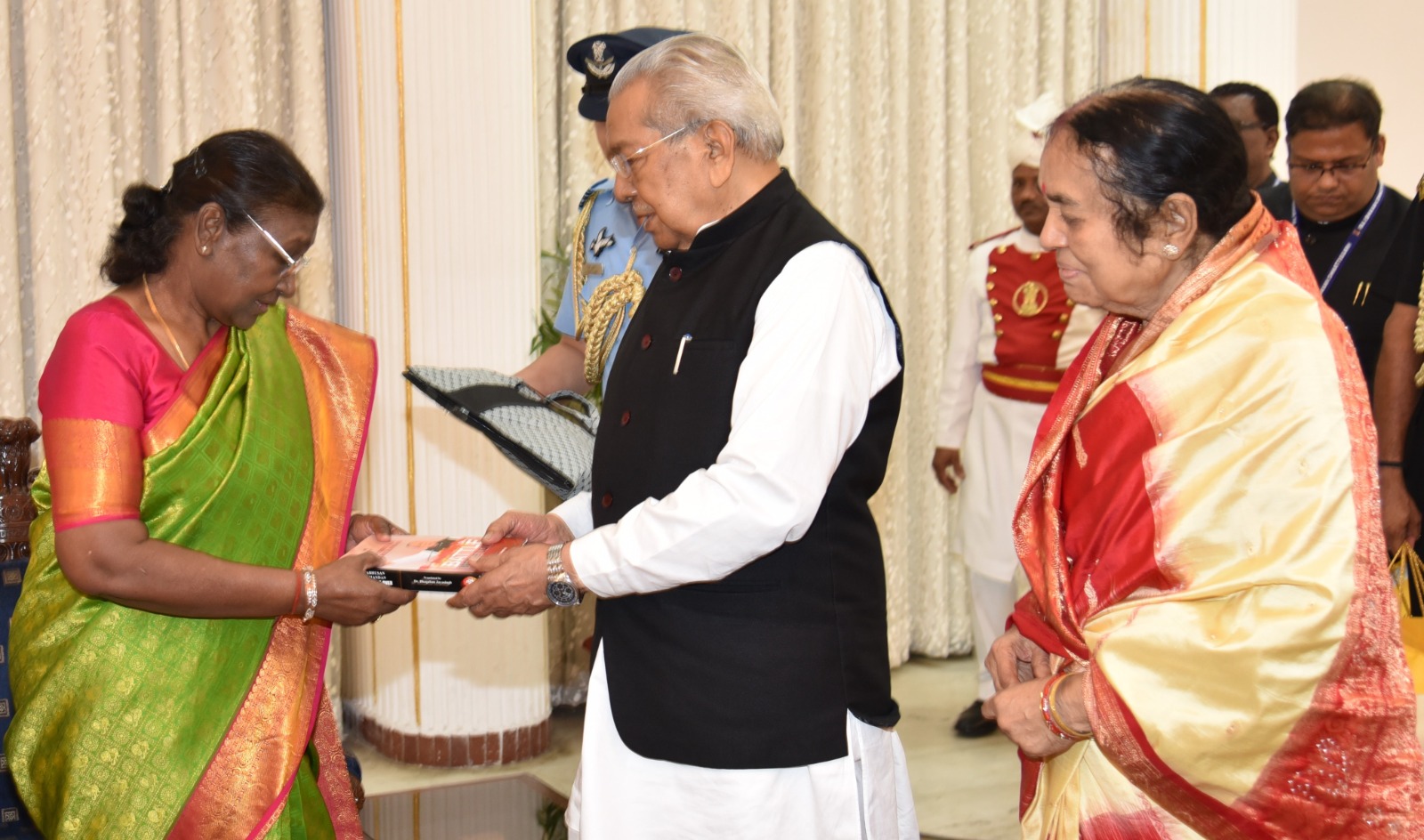 राष्ट्रपति मुर्मु को राज्यपाल श्री हरिचंदन ने भेंट की आत्मकथा ‘‘बेटल नाॅट यट ओवर‘‘ राष्ट्रपति मुर्मु को राज्यपाल श्री हरिचंदन ने भेंट की आत्मकथा ‘‘बेटल नाॅट यट ओवर‘‘