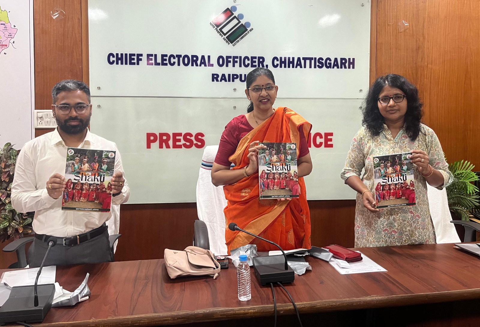 मुख्य निर्वाचन पदाधिकारी रीना बाबासाहेब कंगाले ने ‘शक्ति’ पुस्तिका का किया विमोचन मुख्य निर्वाचन पदाधिकारी रीना बाबासाहेब कंगाले ने ‘शक्ति’ पुस्तिका का किया विमोचन