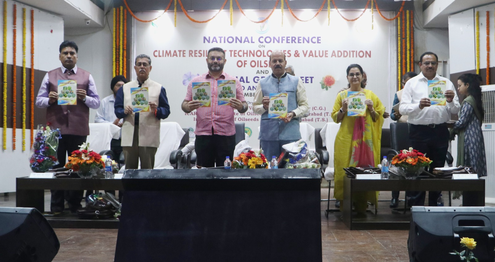 जलवायु अनुकूल किस्मों एवं प्रौद्योगिकी के विकास से भारत तिलहन उत्पादन में आत्मनिर्भर बनेगा : डॉ. सिंह जलवायु अनुकूल किस्मों एवं प्रौद्योगिकी के विकास से भारत तिलहन उत्पादन में आत्मनिर्भर बनेगा : डॉ. सिंह