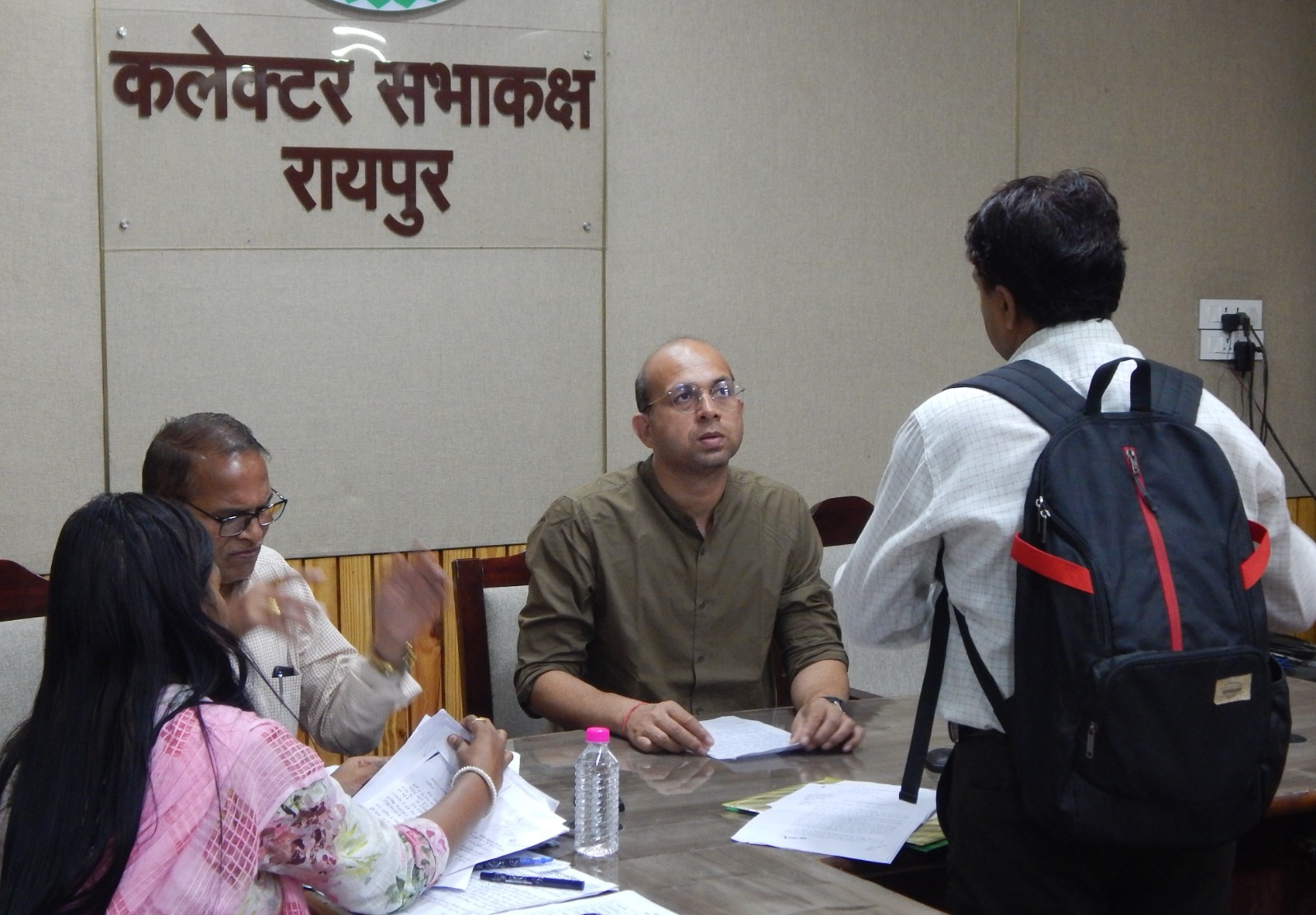 जनचौपाल में राशन दुकान, विद्युतीकरण के लिए कलेक्टर को दिया आवेदन जनचौपाल में राशन दुकान, विद्युतीकरण के लिए कलेक्टर को दिया आवेदन