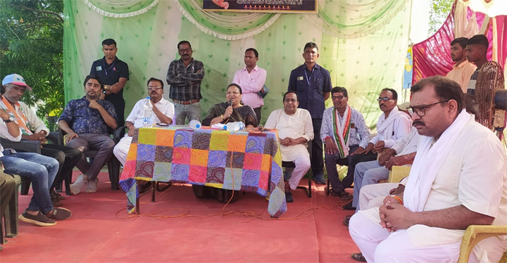 मंत्री श्रीमती भेंड़िया ने विभिन्न विकास कार्यों का किया भूमिपूजन मंत्री श्रीमती भेंड़िया ने विभिन्न विकास कार्यों का किया भूमिपूजन