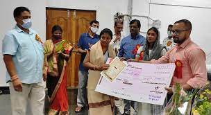 उत्कृष्ट कार्य करने पर सम्मानित हुए शिक्षक एवं शिक्षादूत उत्कृष्ट कार्य करने पर सम्मानित हुए शिक्षक एवं शिक्षादूत