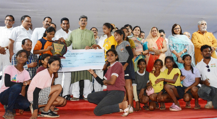 विधानसभा अध्यक्ष डॉ. चरणदास महंत के मुख्य आतिथ्य में जिला स्तरीय छत्तीसगढ़िया ओलम्पिक खेलों का हुआ समापन विधानसभा अध्यक्ष डॉ. चरणदास महंत के मुख्य आतिथ्य में जिला स्तरीय छत्तीसगढ़िया ओलम्पिक खेलों का हुआ समापन