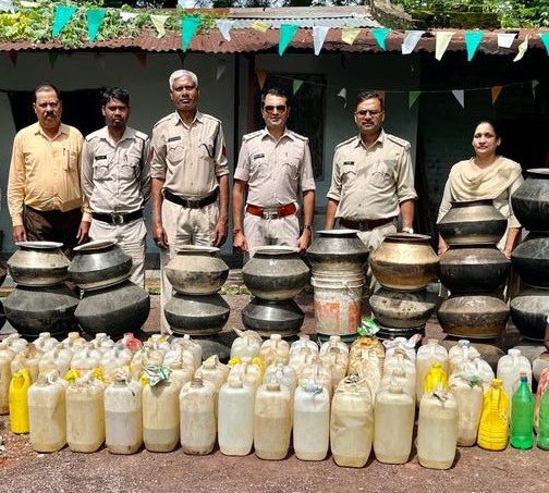 आबकारी विभाग दुर्ग द्वारा पकड़ी गई अवैध शराब से भरी गाड़ी आबकारी विभाग दुर्ग द्वारा पकड़ी गई अवैध शराब से भरी गाड़ी