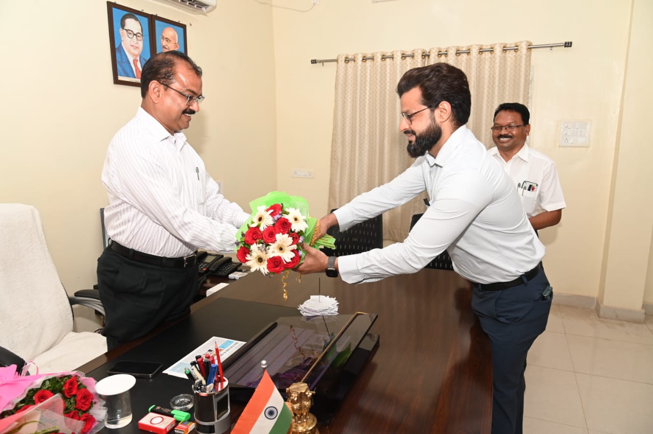 सम्भाग आयुक्त से कलेक्टर ने की मुलाकात सम्भाग आयुक्त से कलेक्टर ने की मुलाकात