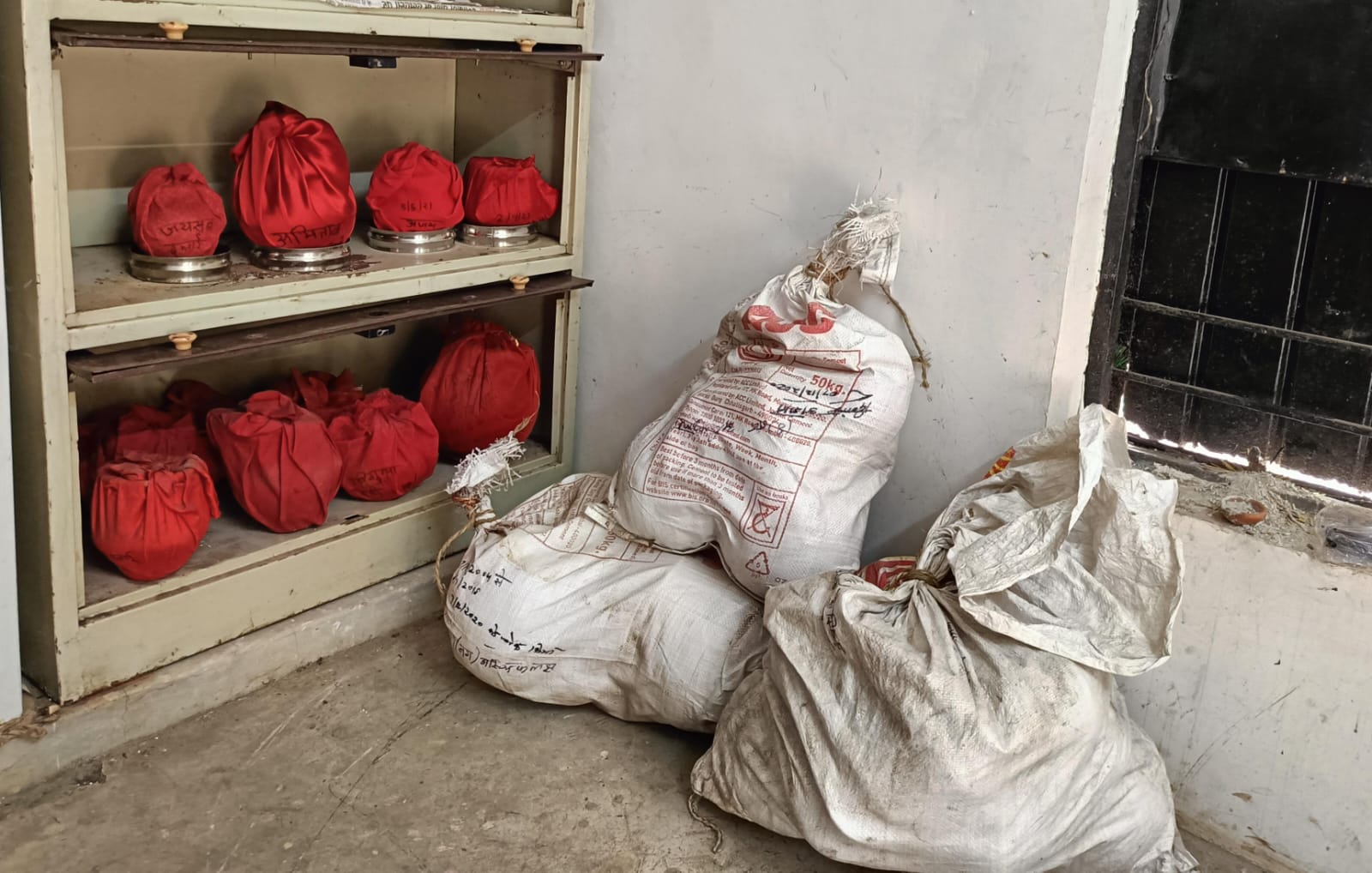 दाह संस्कार पश्चात मृतको के अस्थिकलश रामनगर मुक्ति धाम में सुरक्षित दाह संस्कार पश्चात मृतको के अस्थिकलश रामनगर मुक्ति धाम में सुरक्षित