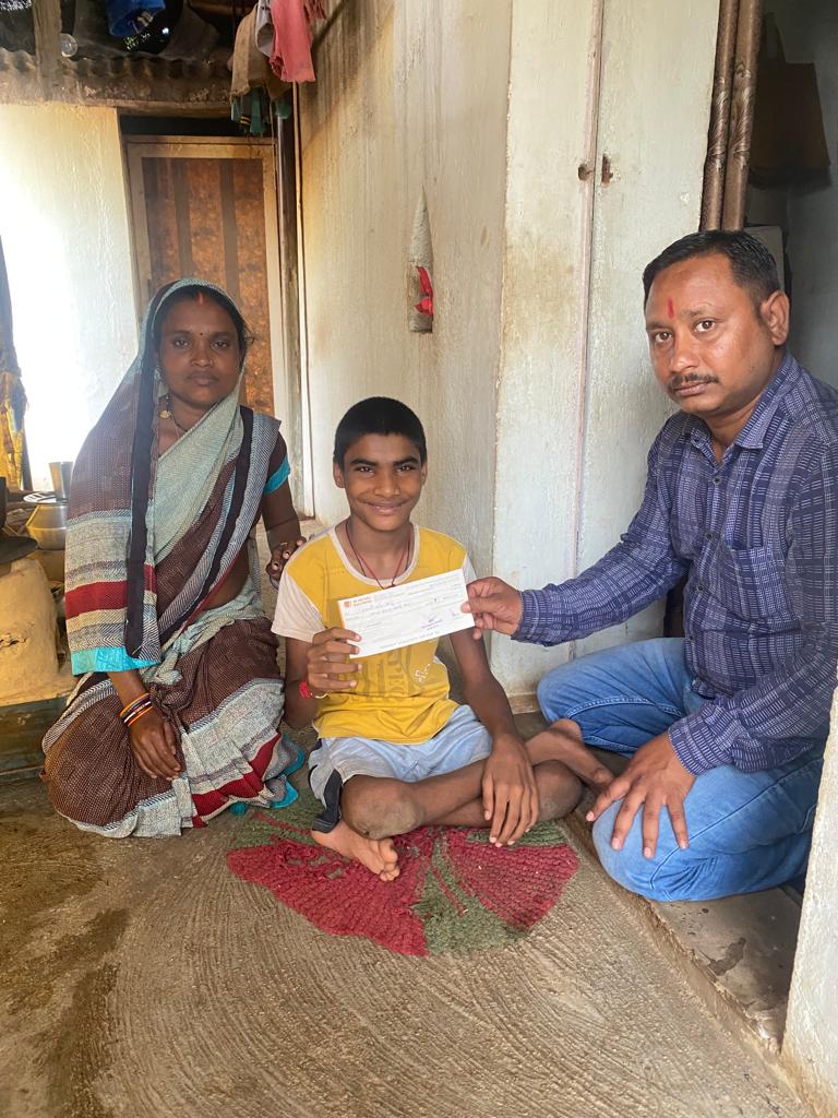 रेडक्रास सोसायटी ने इलाज हेतु प्रदान की सहायता राशि रेडक्रास सोसायटी ने इलाज हेतु प्रदान की सहायता राशि