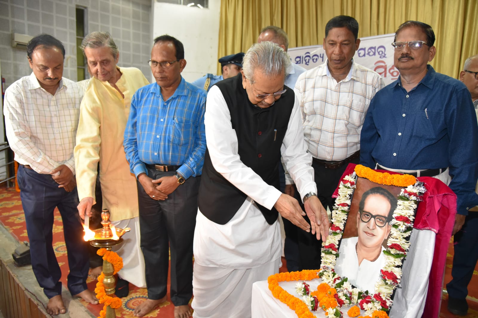 राज्यपाल ने प्रख्यात साहित्यविद् और प्रकाशक अनंत मिश्र के तैल चित्र का अनावरण किया राज्यपाल ने प्रख्यात साहित्यविद् और प्रकाशक अनंत मिश्र के तैल चित्र का अनावरण किया