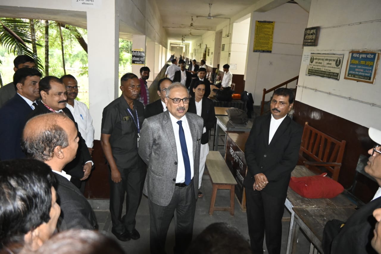 चीफ़ जस्टिस रमेश सिन्हा ने किया धमतरी जिला न्यायालय का औचक निरीक्षण चीफ़ जस्टिस रमेश सिन्हा ने किया धमतरी जिला न्यायालय का औचक निरीक्षण