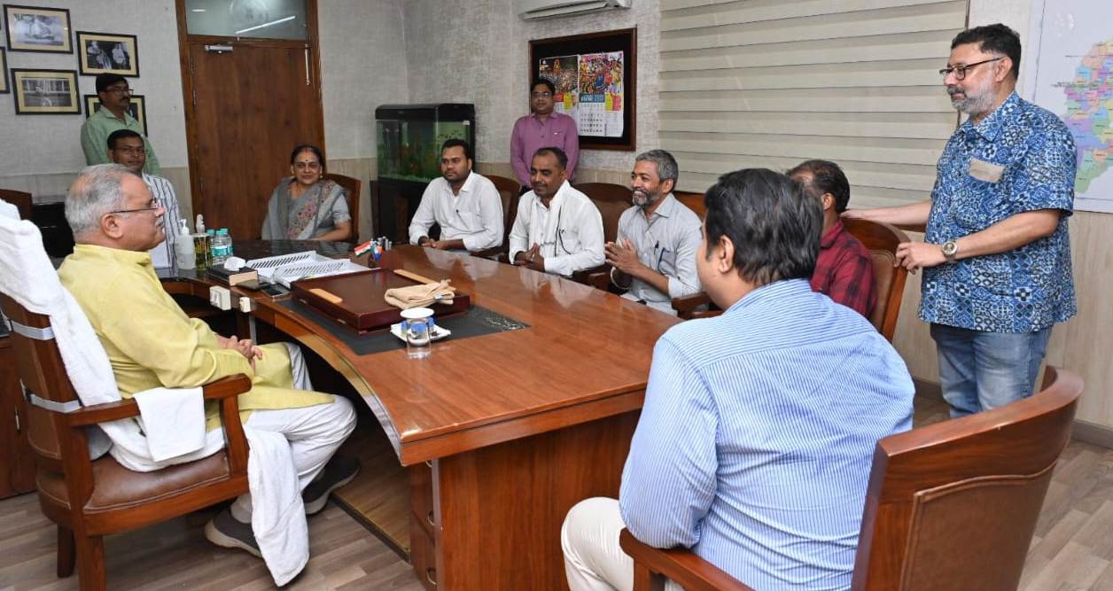 मुख्यमंत्री विशेष स्वास्थ्य सहायता योजना से लाभान्वित हितग्राहियों ने सीएम से की मुलाकात मुख्यमंत्री विशेष स्वास्थ्य सहायता योजना से लाभान्वित हितग्राहियों ने सीएम से की मुलाकात