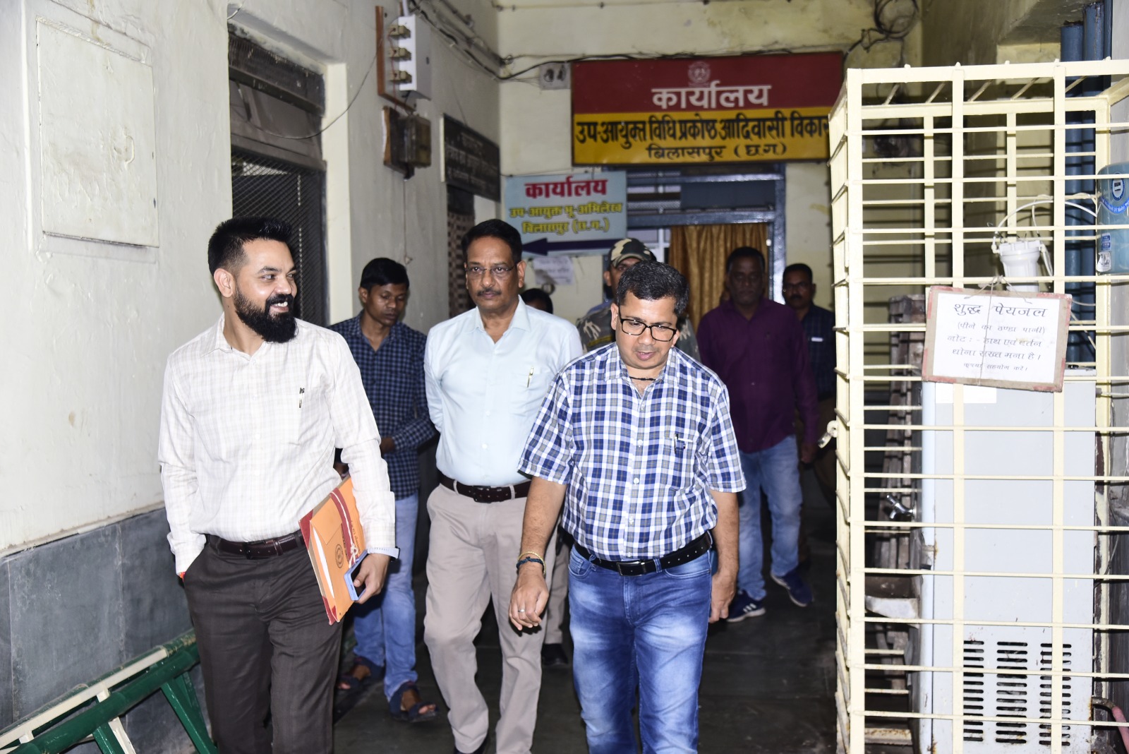 कलेक्टर ने आदिवासी विकास विभाग कार्यालय का किया औचक निरीक्षण कलेक्टर ने आदिवासी विकास विभाग कार्यालय का किया औचक निरीक्षण