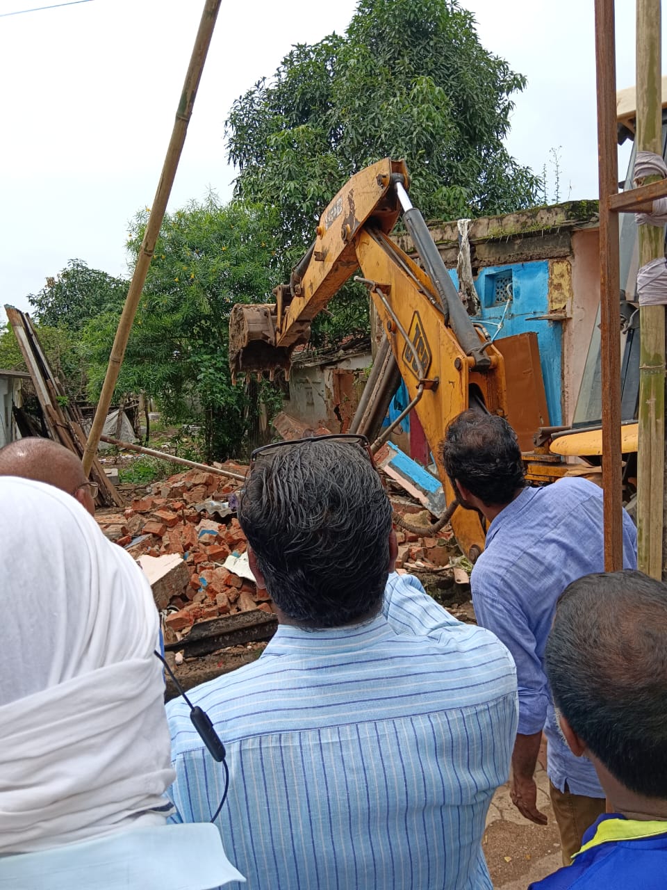 बैक लाइन के अवैध कब्जे को किया बेदखल बैक लाइन के अवैध कब्जे को किया बेदखल