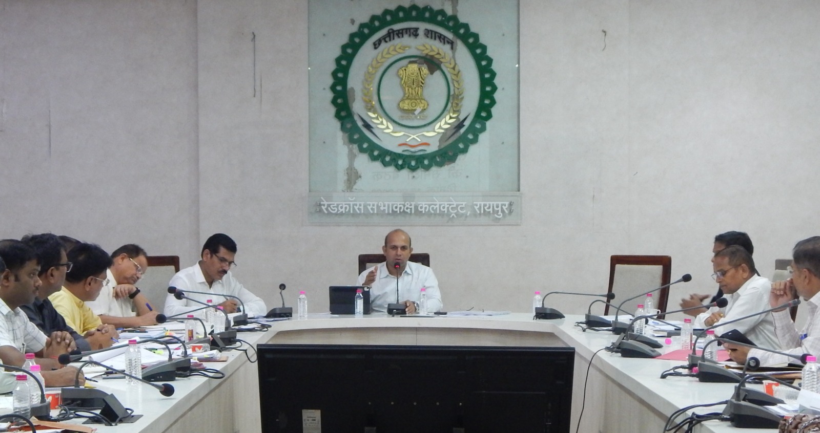 राजस्व कार्यालय में आने वाले नागरिकों के साथ संवेदनशीलता के साथ व्यवहार करें: डॉ भुरे राजस्व कार्यालय में आने वाले नागरिकों के साथ संवेदनशीलता के साथ व्यवहार करें: डॉ भुरे