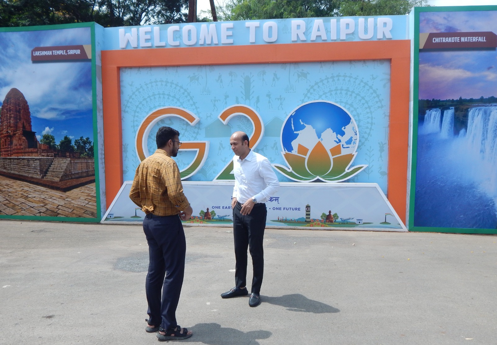 कलेक्टर ने किया स्व. राजीव गांधी मार्ग में किए गए सौंदर्यींकरण-वॉलपेंटिग का किया अवलोकन कलेक्टर ने किया स्व. राजीव गांधी मार्ग में किए गए सौंदर्यींकरण-वॉलपेंटिग का किया अवलोकन