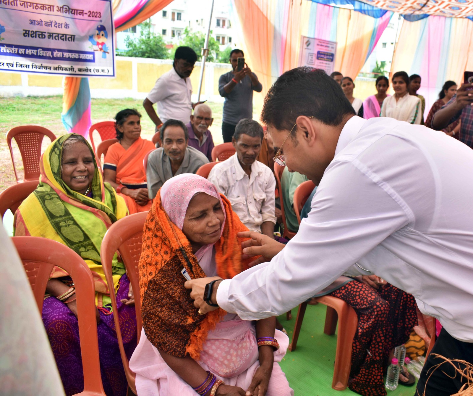 कलेक्टर ने दिव्यांग मतदाताओं को अपने मताधिकार का प्रयोग करने की दिलाई शपथ कलेक्टर ने दिव्यांग मतदाताओं को अपने मताधिकार का प्रयोग करने की दिलाई शपथ
