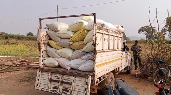अवैध धान भण्डारण पर की गई कार्यवाही, 60 बोरी अवैध धान जब्त अवैध धान भण्डारण पर की गई कार्यवाही, 60 बोरी अवैध धान जब्त