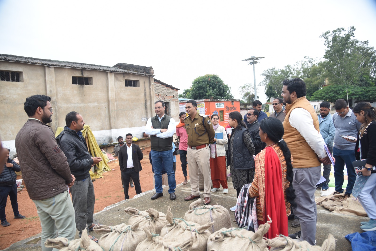 कलेक्टर-एसपी पहुंचे करजी धान खरीदी केंद्र, किसानों से की बात कलेक्टर-एसपी पहुंचे करजी धान खरीदी केंद्र, किसानों से की बात