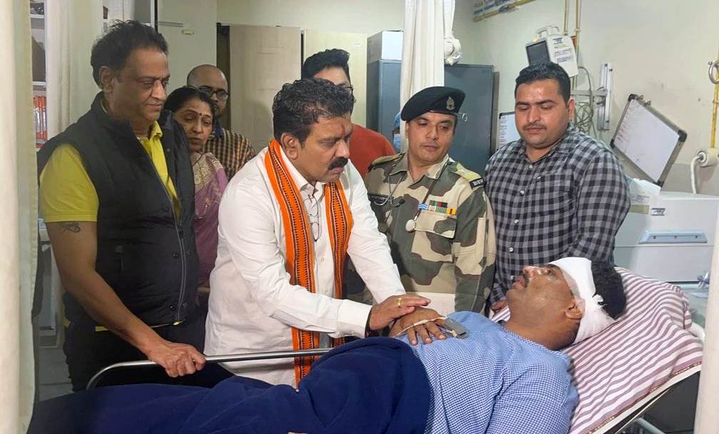 उप मुख्यमंत्री विजय शर्मा घायल जवानों से मिलने पहुंचे हॉस्पिटल उप मुख्यमंत्री विजय शर्मा घायल जवानों से मिलने पहुंचे हॉस्पिटल