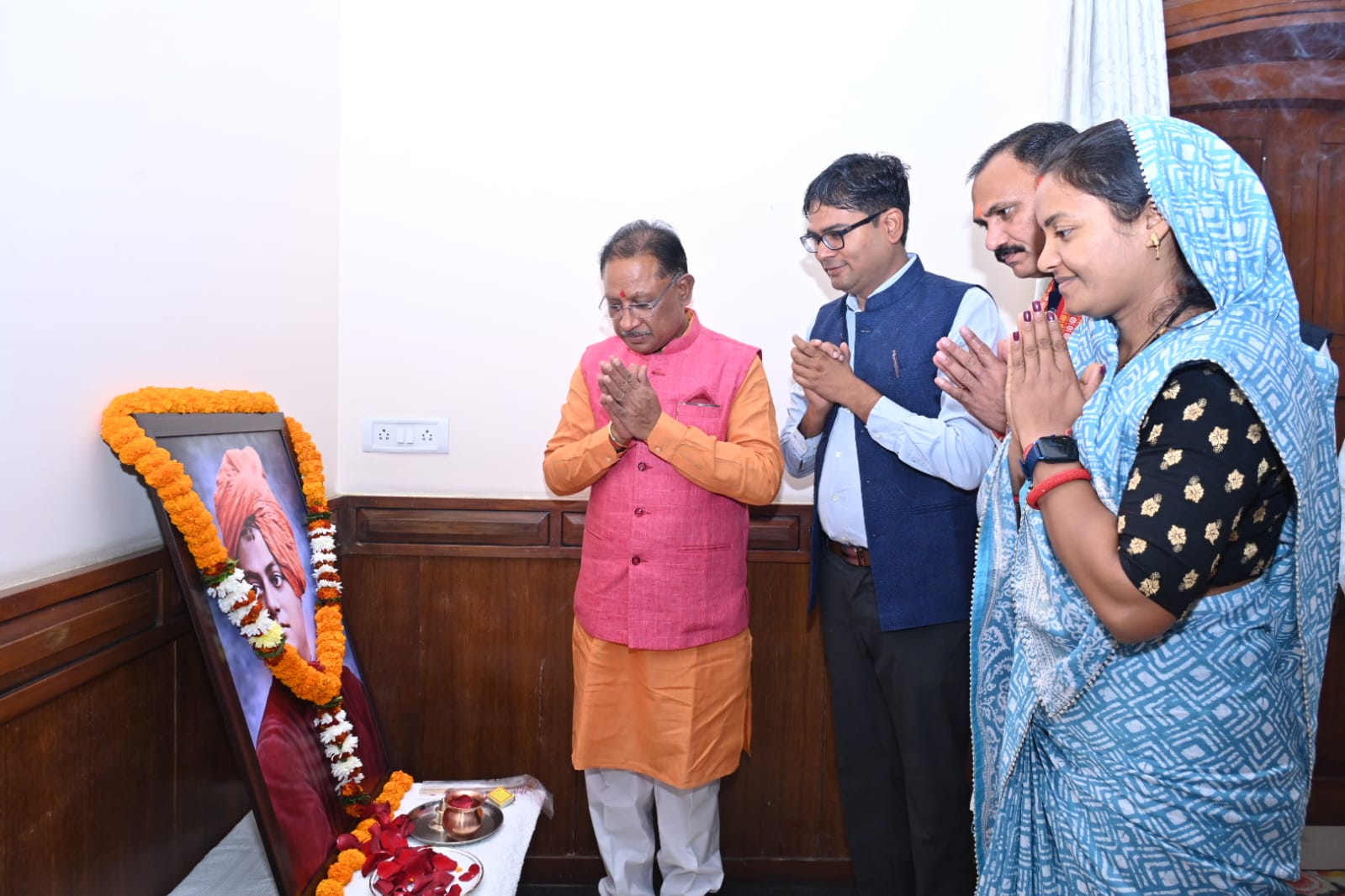 मुख्यमंत्री ने स्वामी विवेकानंद को उनकी जयंती ’राष्ट्रीय युवा दिवस’ पर किया नमन मुख्यमंत्री ने स्वामी विवेकानंद को उनकी जयंती ’राष्ट्रीय युवा दिवस’ पर किया नमन