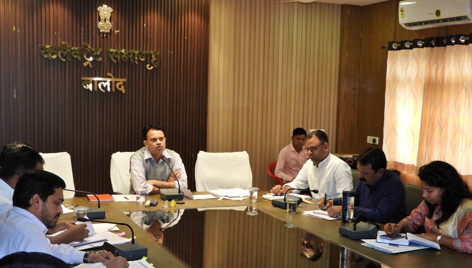 जनदर्शन में प्राप्त आवेदनों का निराकरण 03 दिनों में सुनिश्चित करें: कलेक्टर श्री चन्द्रवाल जनदर्शन में प्राप्त आवेदनों का निराकरण 03 दिनों में सुनिश्चित करें: कलेक्टर श्री चन्द्रवाल