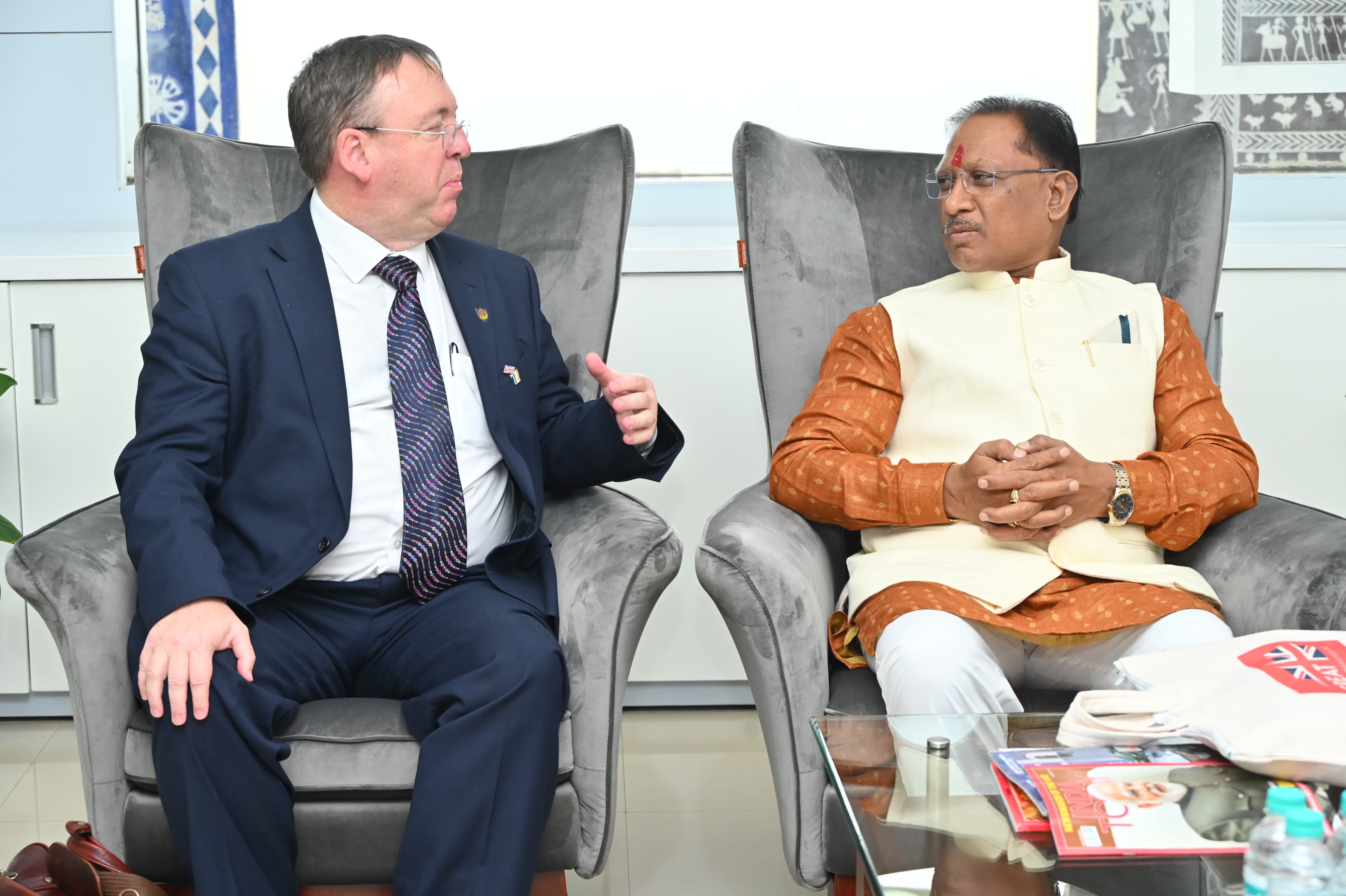 मुख्यमंत्री श्री साय से पूर्व व पूर्वोत्तर भारत के ब्रिटिश डिप्टी हाई कमिश्नर डॉ. फ्लेमिंग ने की सौजन्य मुलाकात मुख्यमंत्री श्री साय से पूर्व व पूर्वोत्तर भारत के ब्रिटिश डिप्टी हाई कमिश्नर डॉ. फ्लेमिंग ने की सौजन्य मुलाकात