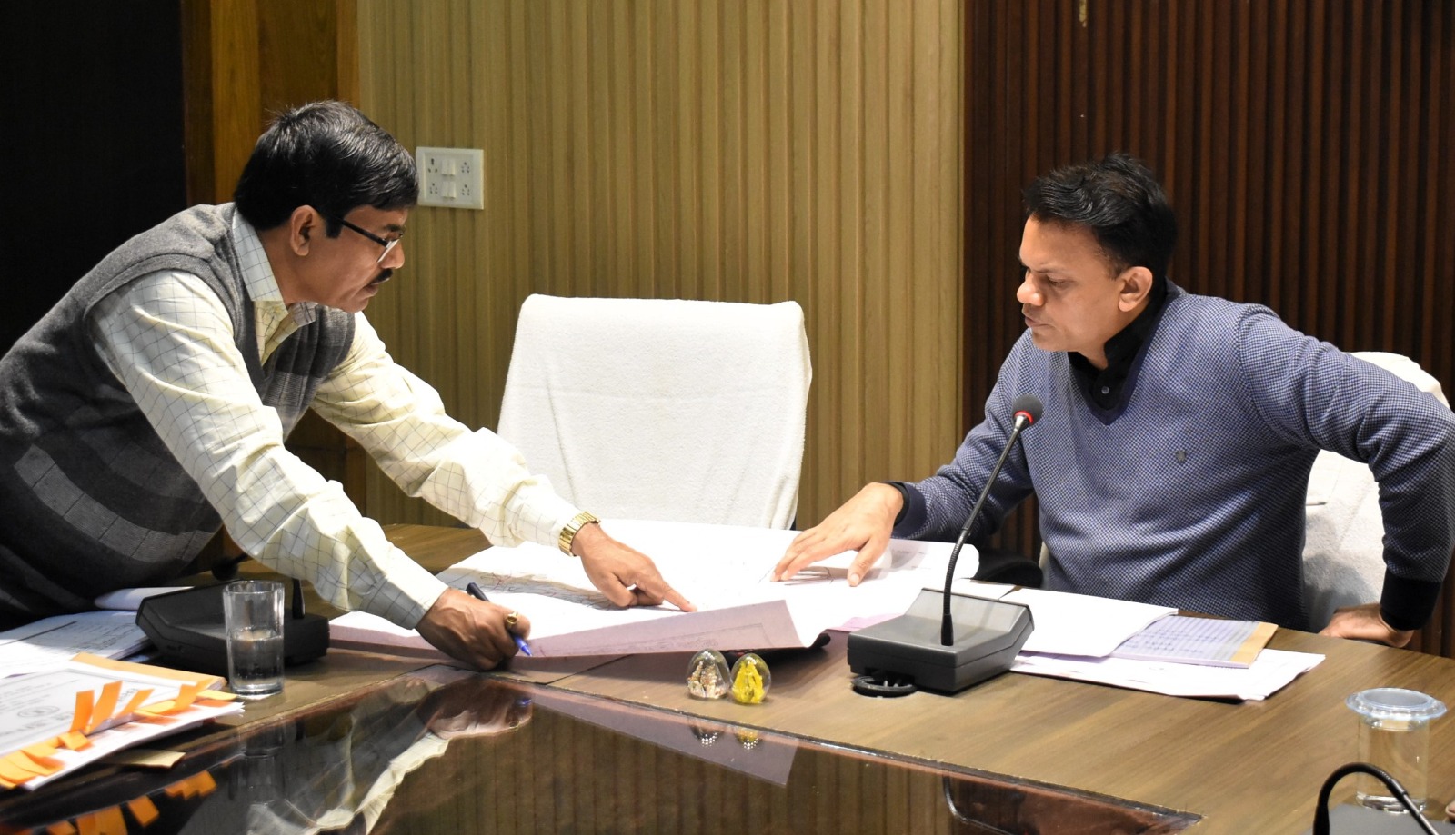 कलेक्टर ने किया सड़क निर्माण कार्य से जुड़े विभागों के कार्यों की समीक्षा कलेक्टर ने किया सड़क निर्माण कार्य से जुड़े विभागों के कार्यों की समीक्षा