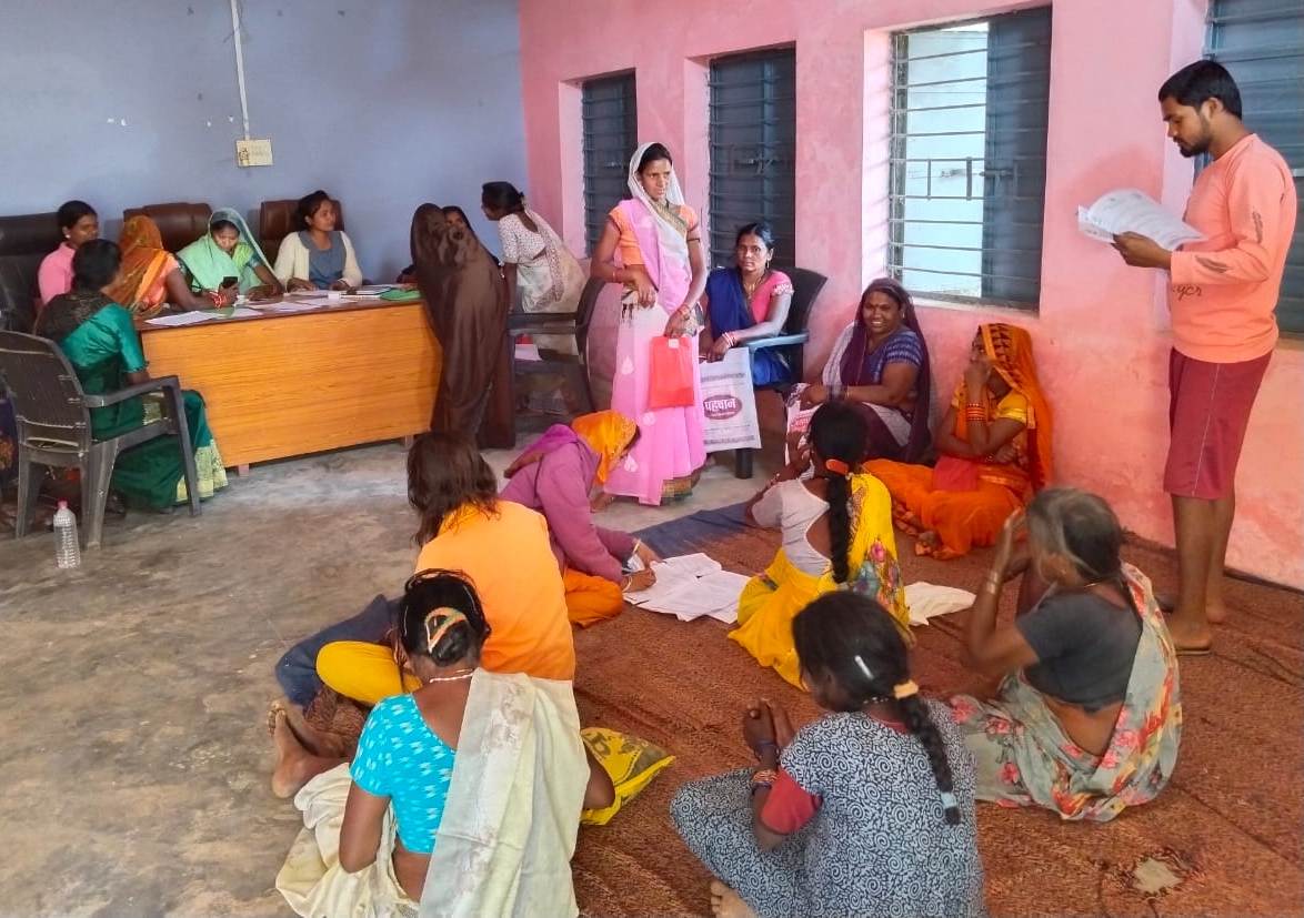 *घर-घर सर्वे करके महतारी वंदन योजना का भरवाया जा रहा फॉर्म* *घर-घर सर्वे करके महतारी वंदन योजना का भरवाया जा रहा फॉर्म*