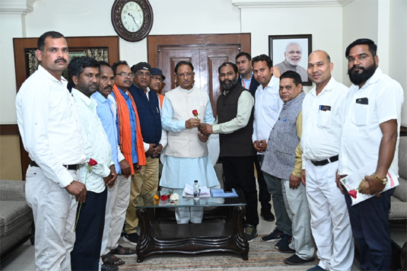 मुख्यमंत्री श्री साय से श्री गुरु गद्दी एवं सतनाम विकास समिति-पताढ़ी धाम के प्रतिनिधिमंडल ने की सौजन्य मुलाकात मुख्यमंत्री श्री साय से श्री गुरु गद्दी एवं सतनाम विकास समिति-पताढ़ी धाम के प्रतिनिधिमंडल ने की सौजन्य मुलाकात