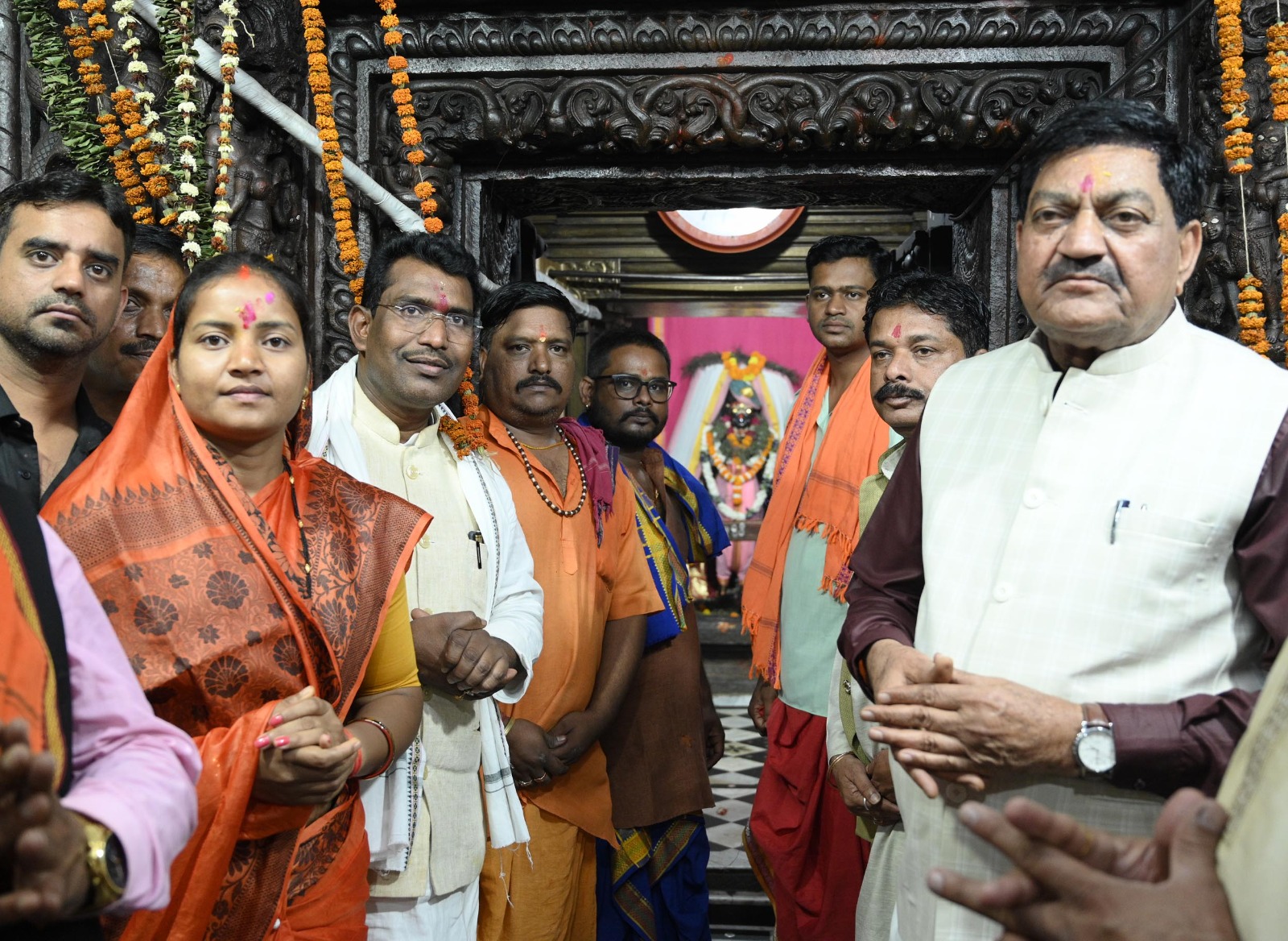 खाद्य मंत्री श्री बघेल, महिला एवं बाल विकास मंत्री श्रीमती राजवाड़े ने भगवान श्री राजीव लोचन मंदिर की पूजा अर्चना की खाद्य मंत्री श्री बघेल, महिला एवं बाल विकास मंत्री श्रीमती राजवाड़े ने भगवान श्री राजीव लोचन मंदिर की पूजा अर्चना की