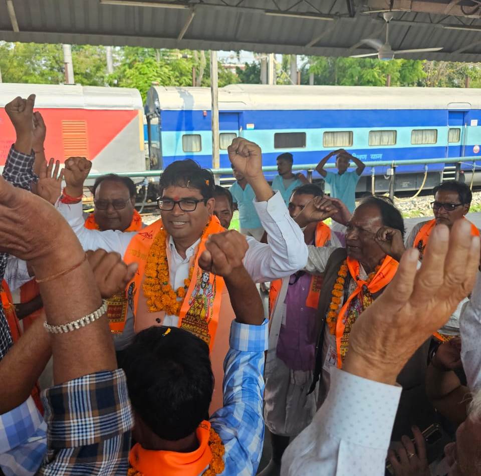 वित्त मंत्री ने रायगढ़ के श्रद्धालुओं को अयोध्या धाम के लिए रवाना किया वित्त मंत्री ने रायगढ़ के श्रद्धालुओं को अयोध्या धाम के लिए रवाना किया