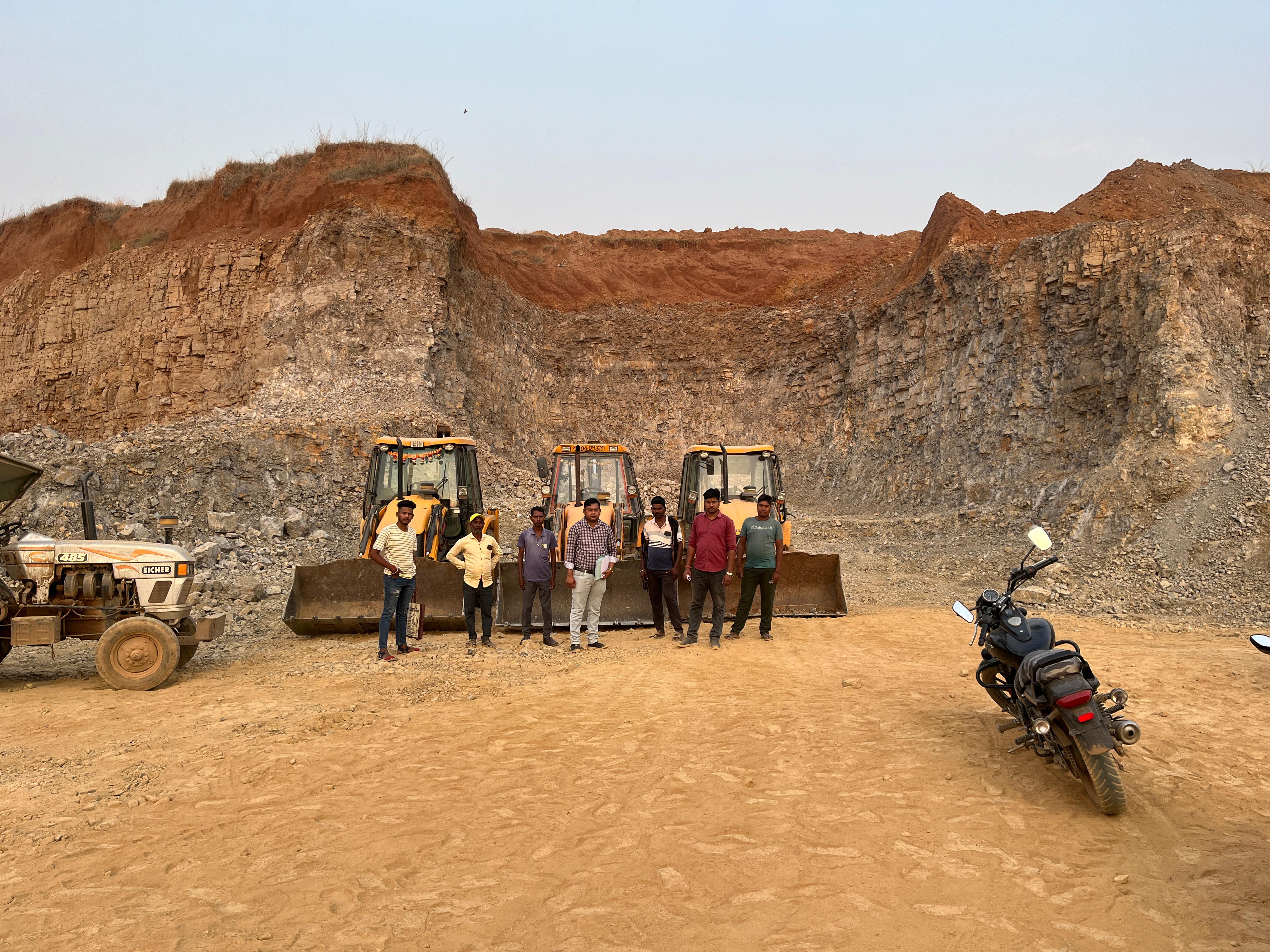 खनिज विभाग के छापामार कार्यवाही में 3 जेसीबी, 1 पोकलेन और 5 ट्रेक्टर जप्त खनिज विभाग के छापामार कार्यवाही में 3 जेसीबी, 1 पोकलेन और 5 ट्रेक्टर जप्त