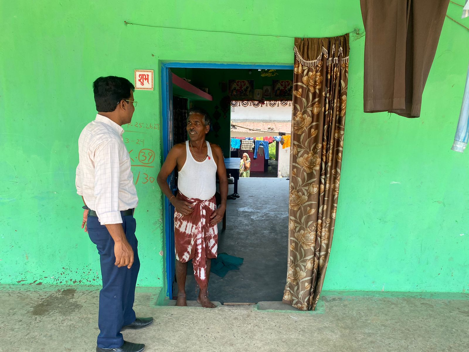 जिला पंचायत सीईओ ने किया मतदान केंद्रों का निरीक्षण जिला पंचायत सीईओ ने किया मतदान केंद्रों का निरीक्षण