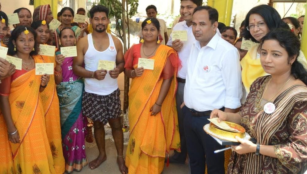 विवाह मंडप में चल रही थी हल्दी रस्म डॉ. गौरव सिंह पहुंचे कलेक्टर की पाती लेकर विवाह मंडप में चल रही थी हल्दी रस्म डॉ. गौरव सिंह पहुंचे कलेक्टर की पाती लेकर