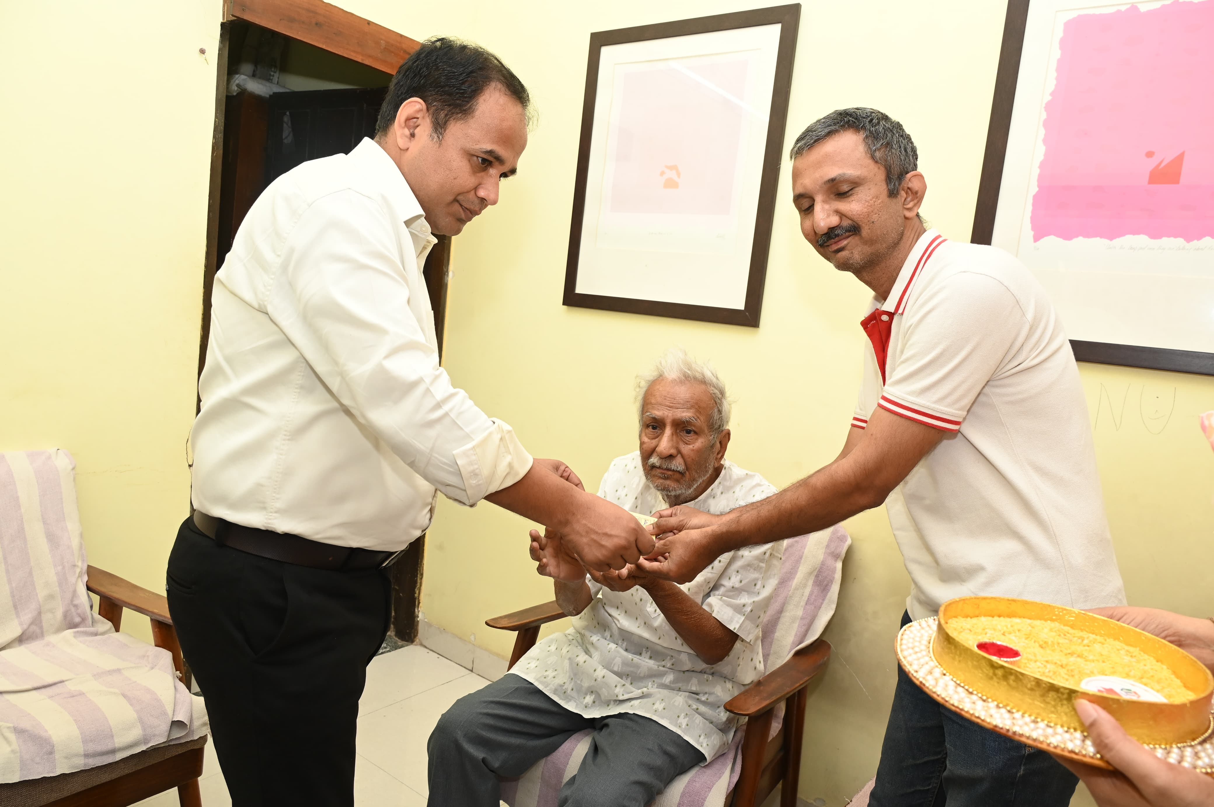 जब कलेक्टर डाॅ. गौरव सिंह पीले चावल और कलेक्टर की पाती लेकर साहित्यकार विनोद शुक्ल और पद्मश्री मदन सिंह चौहान के निवास पहुंचे जब कलेक्टर डाॅ. गौरव सिंह पीले चावल और कलेक्टर की पाती लेकर साहित्यकार विनोद शुक्ल और पद्मश्री मदन सिंह चौहान के निवास पहुंचे