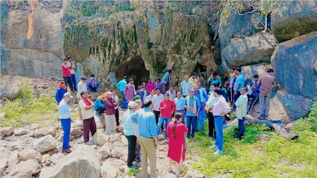 भारत की दूसरी सबसे बड़ी गुफा खुलेगी कल, साल में केवल एक बार ही होते हैं गुफा में शिव जी के दर्शन… भारत की दूसरी सबसे बड़ी गुफा खुलेगी कल, साल में केवल एक बार ही होते हैं गुफा में शिव जी के दर्शन…
